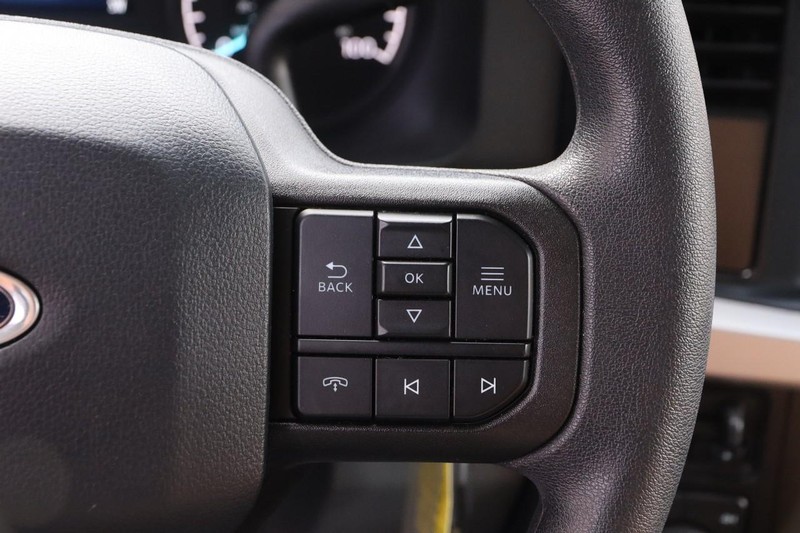 Ford Super Duty F-250 SRW Vehicle Full-screen Gallery Image 13