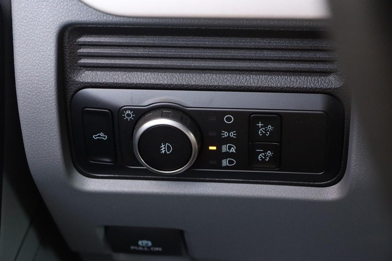 Ford Super Duty F-250 SRW Vehicle Full-screen Gallery Image 15