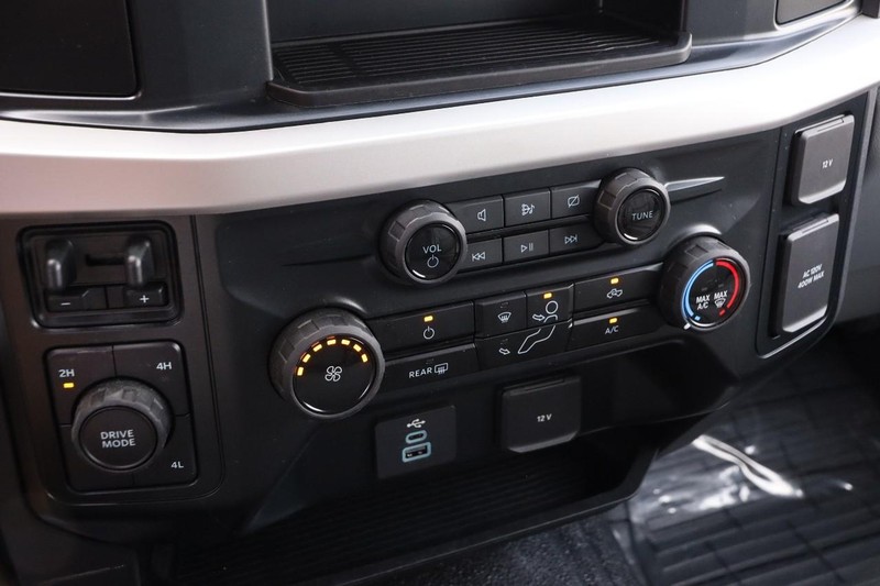 Ford Super Duty F-250 SRW Vehicle Full-screen Gallery Image 18