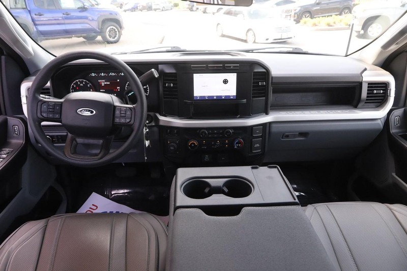 Ford Super Duty F-250 SRW Vehicle Full-screen Gallery Image 20