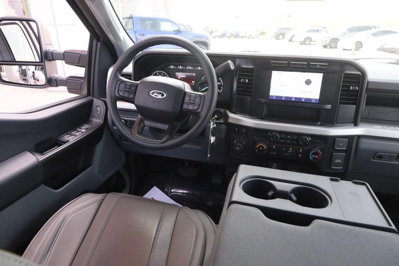 Ford Super Duty F-250 SRW Vehicle Full-screen Gallery Image 21