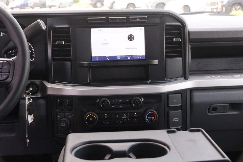 Ford Super Duty F-250 SRW Vehicle Full-screen Gallery Image 23