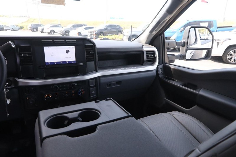 Ford Super Duty F-250 SRW Vehicle Full-screen Gallery Image 24
