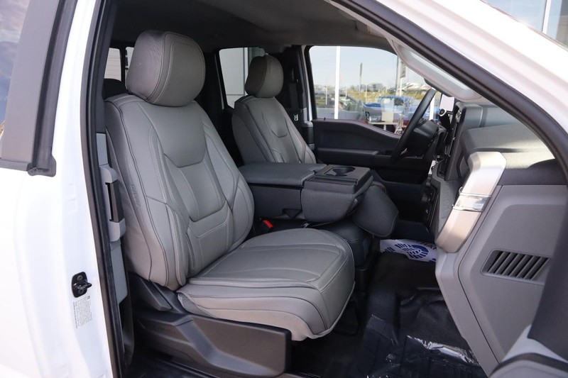 Ford Super Duty F-250 SRW Vehicle Full-screen Gallery Image 25