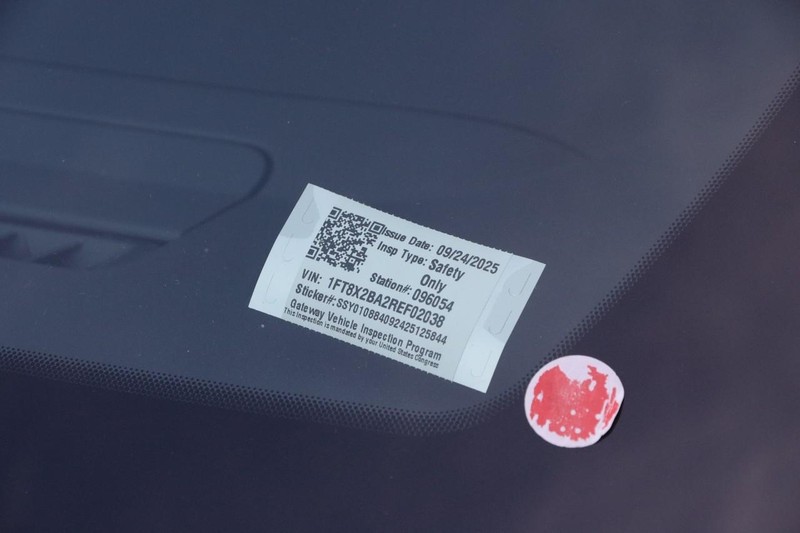 Ford Super Duty F-250 SRW Vehicle Full-screen Gallery Image 28