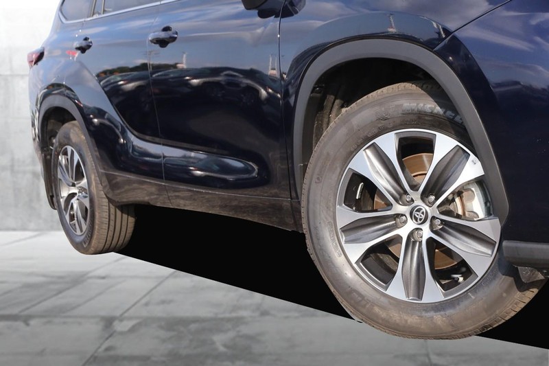 Toyota Highlander Vehicle Full-screen Gallery Image 3