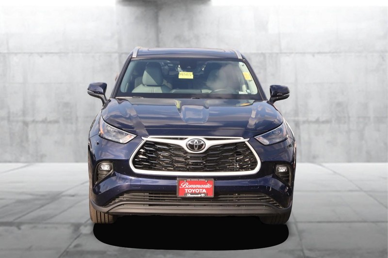 Toyota Highlander Vehicle Full-screen Gallery Image 4