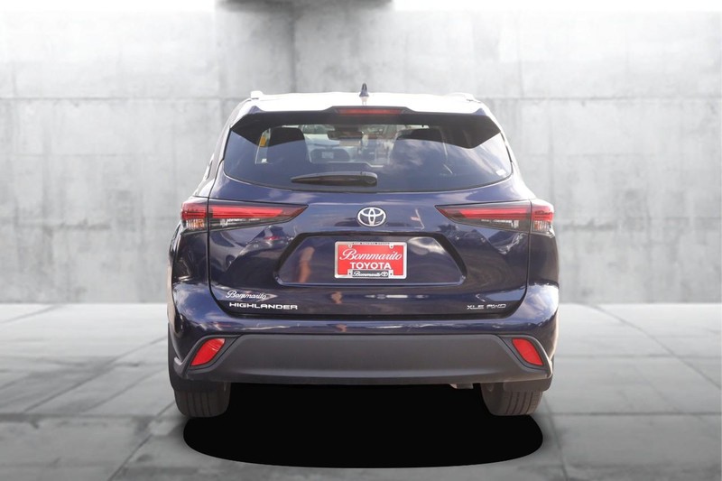 Toyota Highlander Vehicle Full-screen Gallery Image 6