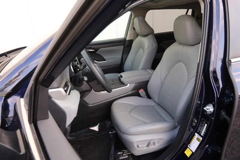 Toyota Highlander Vehicle Full-screen Gallery Image 10