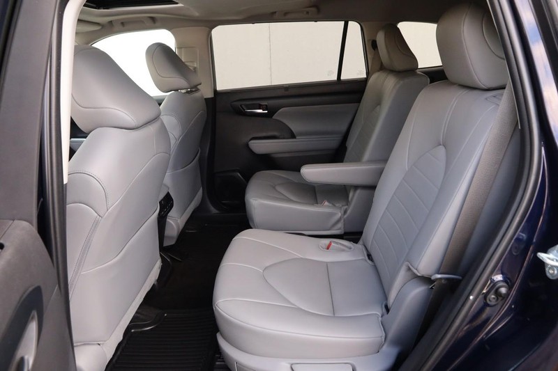 Toyota Highlander Vehicle Full-screen Gallery Image 11