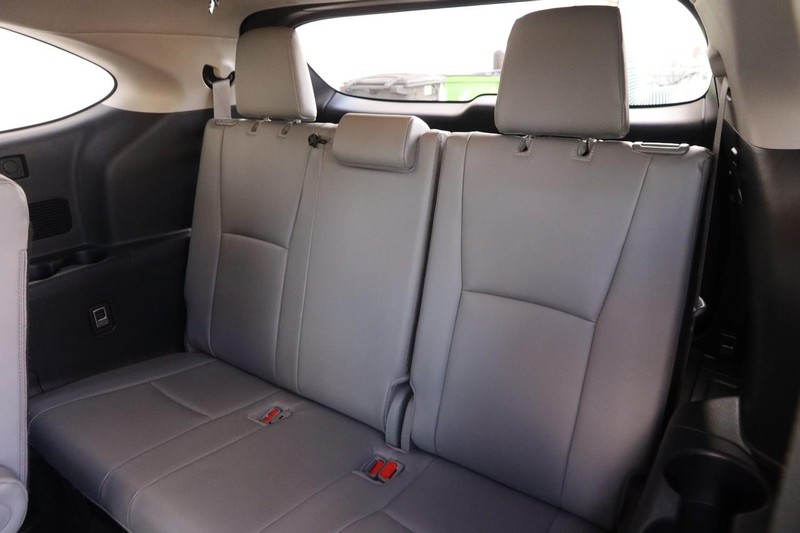 Toyota Highlander Vehicle Full-screen Gallery Image 12
