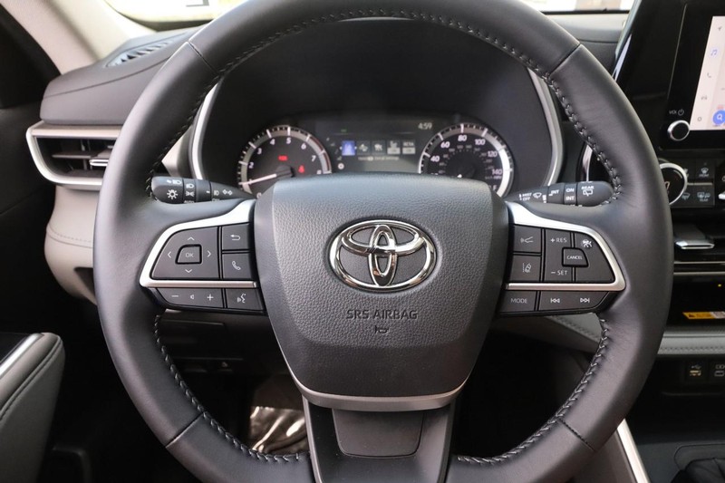 Toyota Highlander Vehicle Full-screen Gallery Image 13