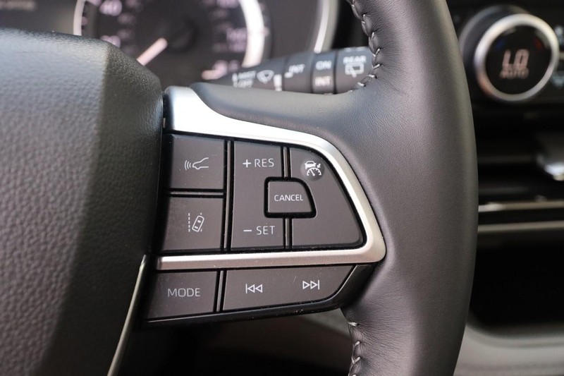 Toyota Highlander Vehicle Full-screen Gallery Image 15