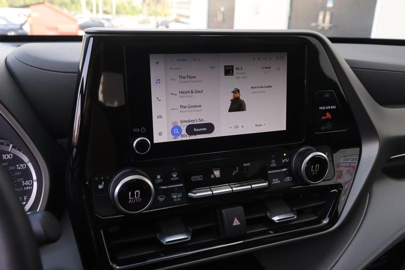 Toyota Highlander Vehicle Full-screen Gallery Image 18