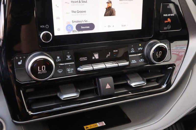 Toyota Highlander Vehicle Full-screen Gallery Image 20