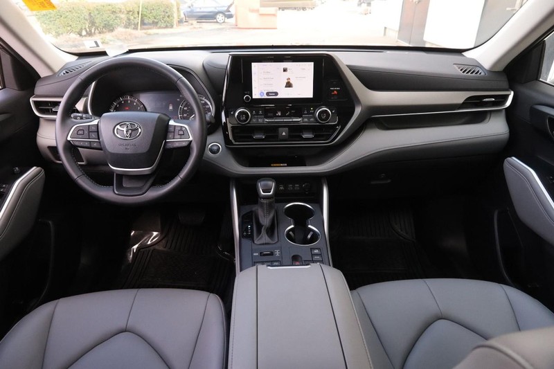 Toyota Highlander Vehicle Full-screen Gallery Image 23