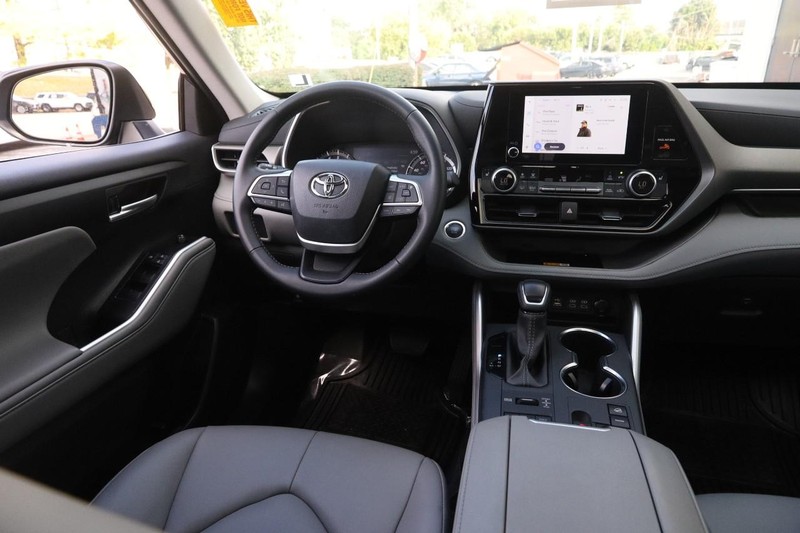 Toyota Highlander Vehicle Full-screen Gallery Image 24