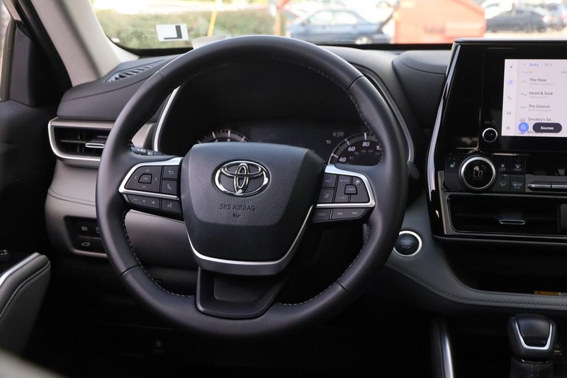 Toyota Highlander Vehicle Full-screen Gallery Image 25