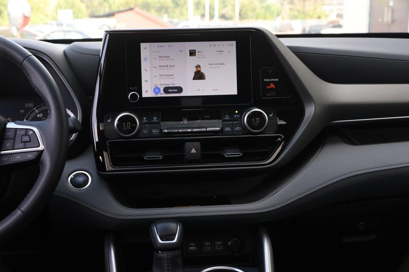 Toyota Highlander Vehicle Full-screen Gallery Image 26