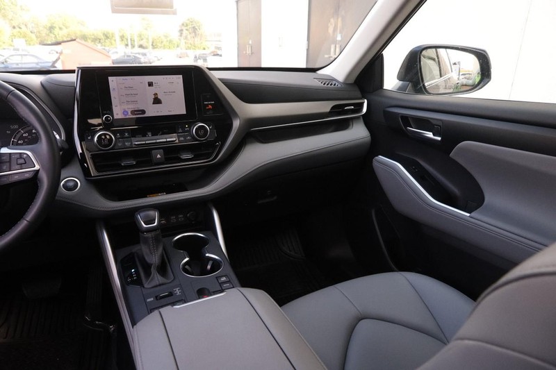 Toyota Highlander Vehicle Full-screen Gallery Image 27