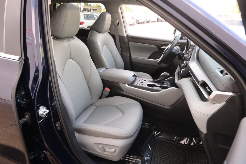 Toyota Highlander Vehicle Full-screen Gallery Image 28