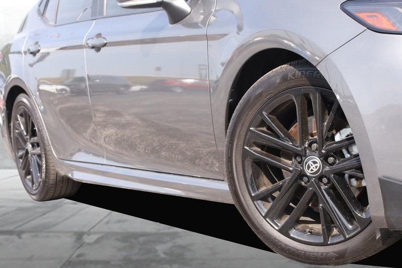 Toyota Camry Vehicle Full-screen Gallery Image 3