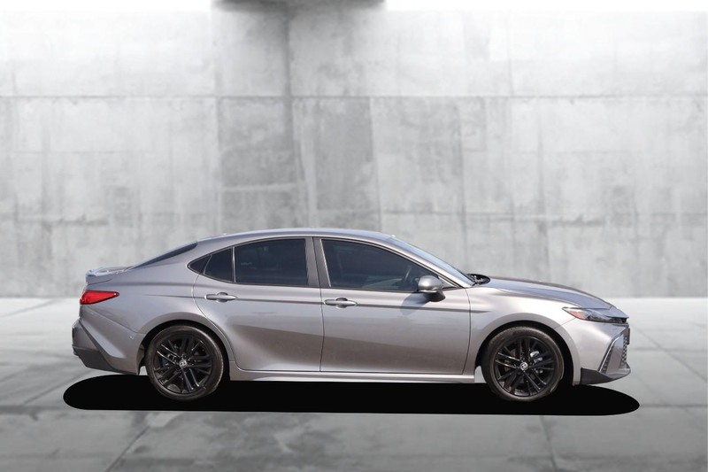 Toyota Camry Vehicle Full-screen Gallery Image 5