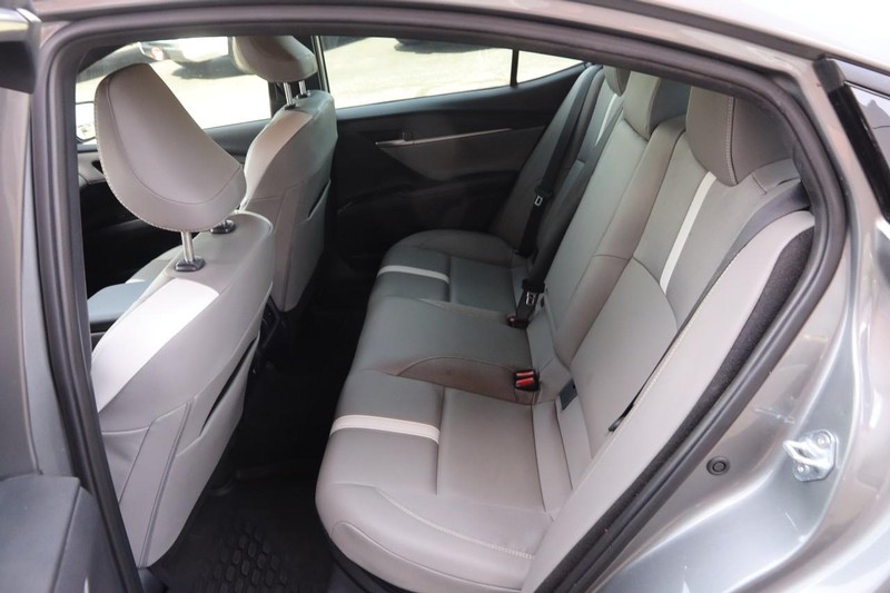 Toyota Camry Vehicle Full-screen Gallery Image 9