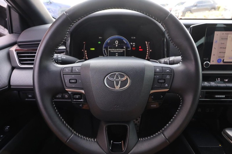 Toyota Camry Vehicle Full-screen Gallery Image 10