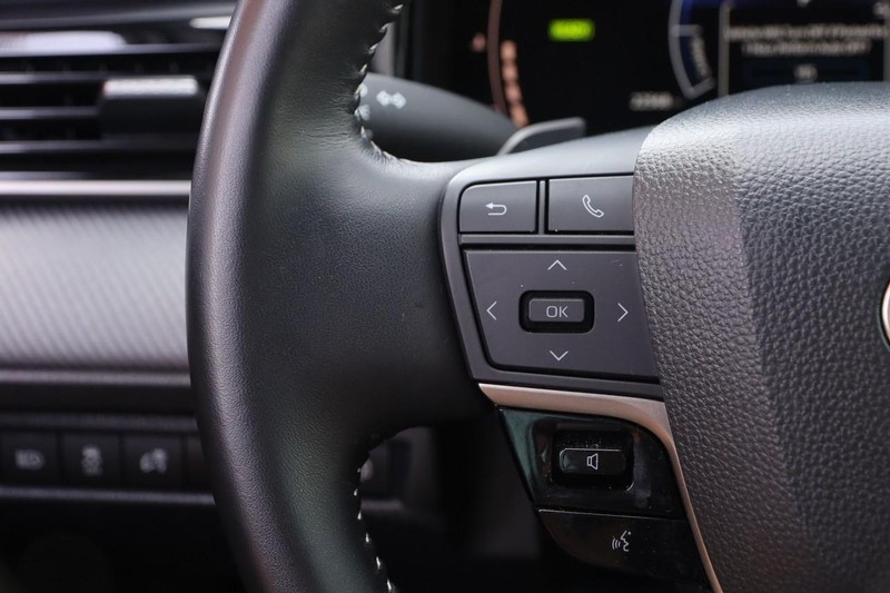 Toyota Camry Vehicle Full-screen Gallery Image 11