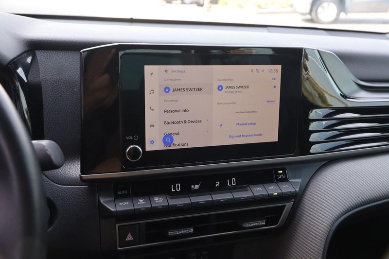 Toyota Camry Vehicle Full-screen Gallery Image 15