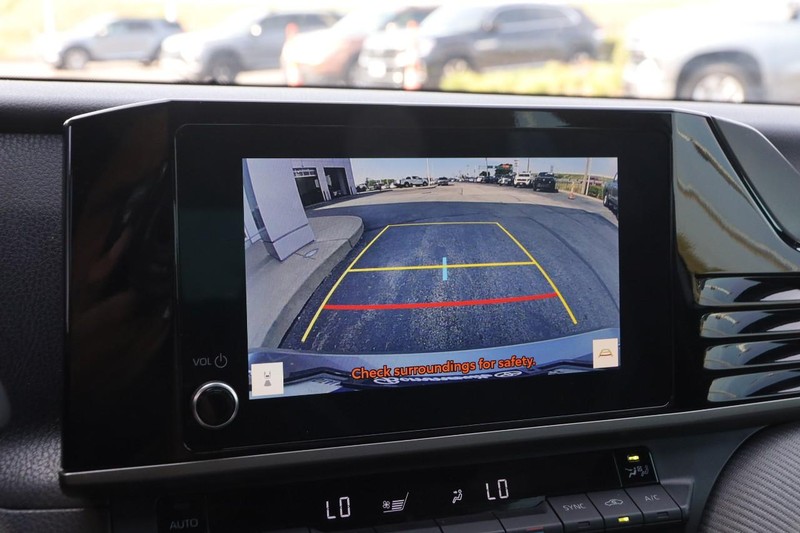 Toyota Camry Vehicle Full-screen Gallery Image 16