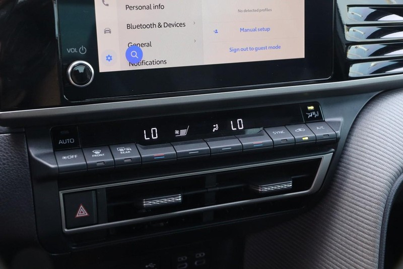 Toyota Camry Vehicle Full-screen Gallery Image 17