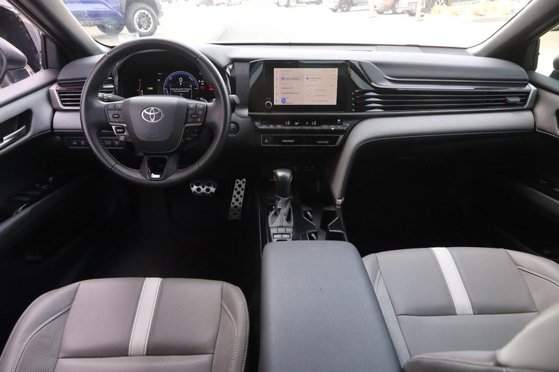 Toyota Camry Vehicle Full-screen Gallery Image 20
