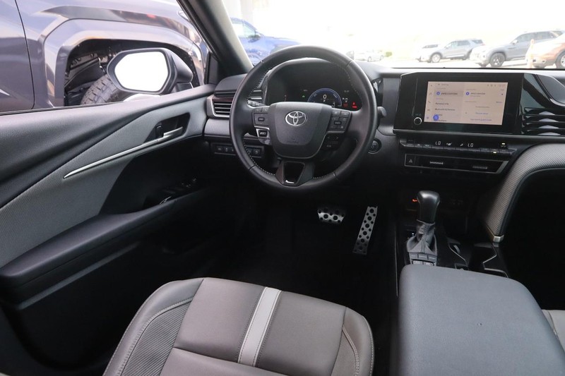 Toyota Camry Vehicle Full-screen Gallery Image 21