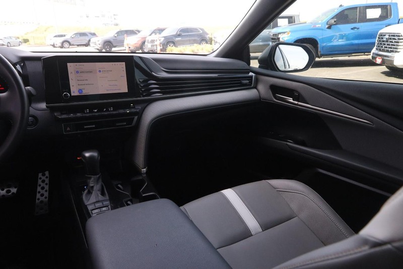 Toyota Camry Vehicle Full-screen Gallery Image 24