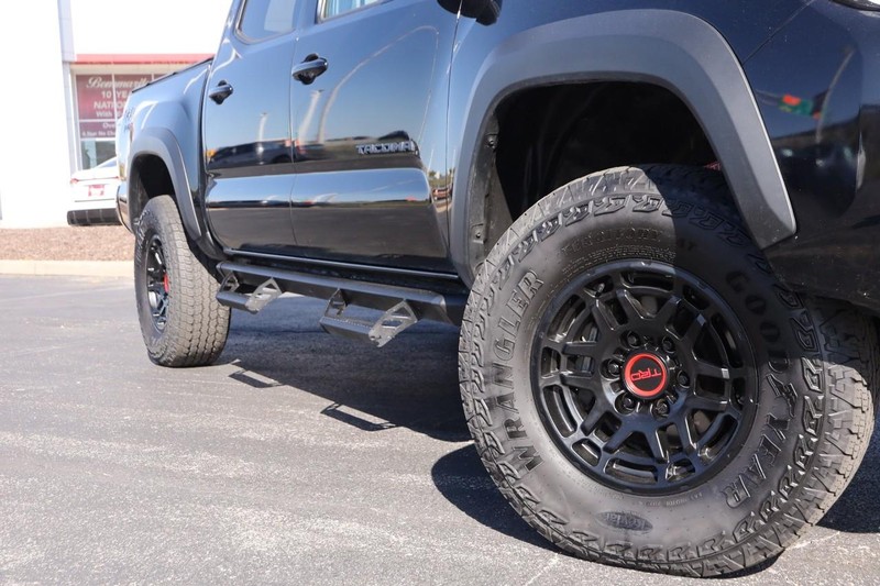 Toyota Tacoma 4WD Vehicle Full-screen Gallery Image 3