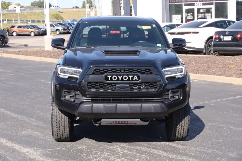 Toyota Tacoma 4WD Vehicle Full-screen Gallery Image 4