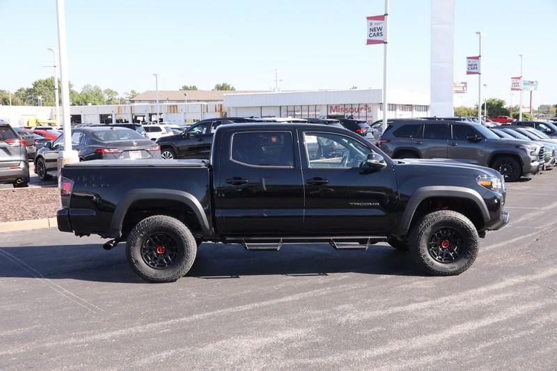 Toyota Tacoma 4WD Vehicle Full-screen Gallery Image 5