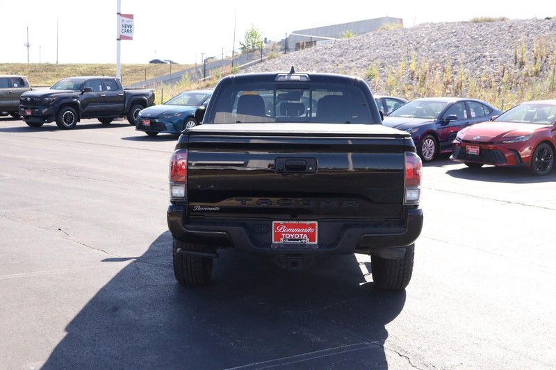 Toyota Tacoma 4WD Vehicle Full-screen Gallery Image 6