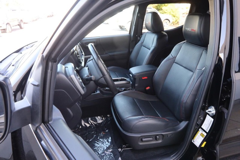 Toyota Tacoma 4WD Vehicle Full-screen Gallery Image 8