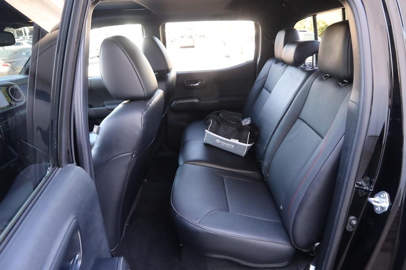 Toyota Tacoma 4WD Vehicle Full-screen Gallery Image 9