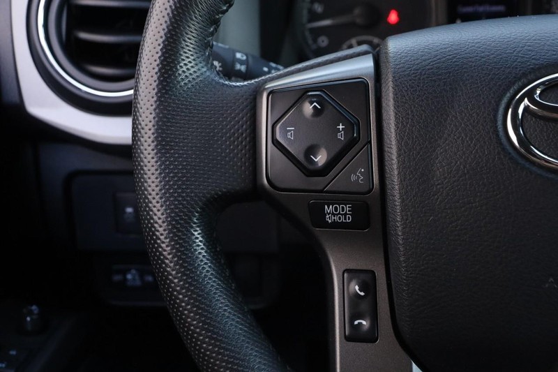 Toyota Tacoma 4WD Vehicle Full-screen Gallery Image 11