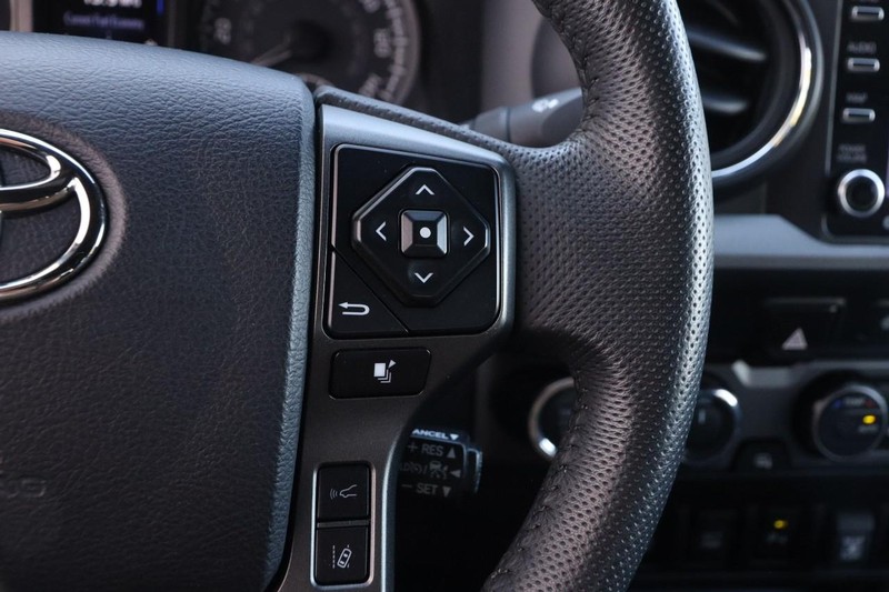 Toyota Tacoma 4WD Vehicle Full-screen Gallery Image 12