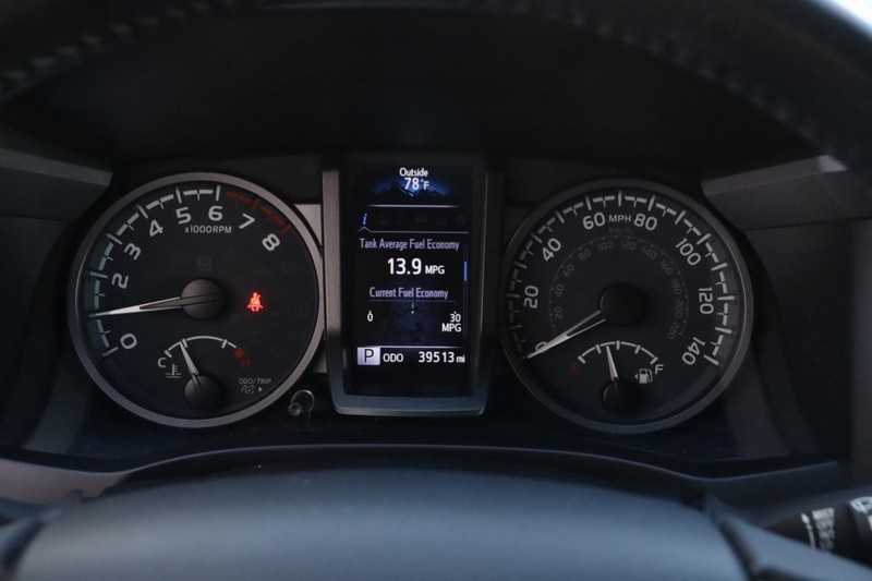 Toyota Tacoma 4WD Vehicle Full-screen Gallery Image 13