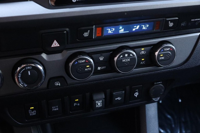 Toyota Tacoma 4WD Vehicle Full-screen Gallery Image 17