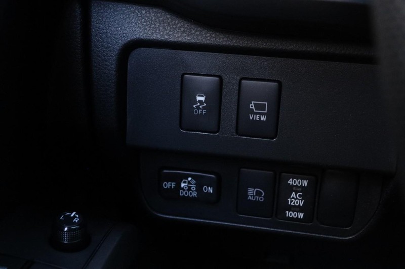 Toyota Tacoma 4WD Vehicle Full-screen Gallery Image 18