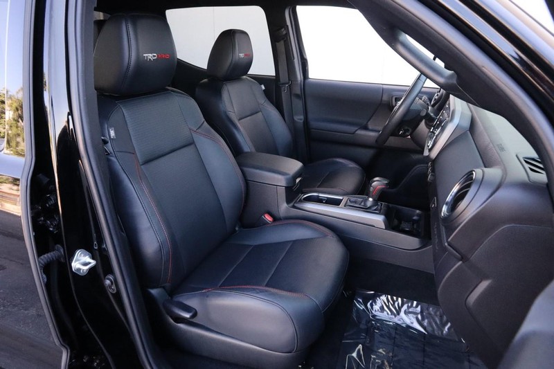 Toyota Tacoma 4WD Vehicle Full-screen Gallery Image 24