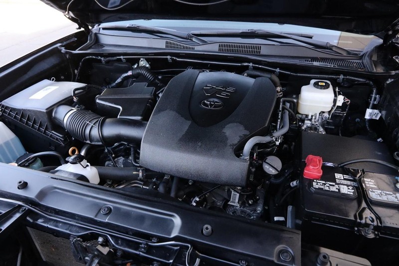 Toyota Tacoma 4WD Vehicle Full-screen Gallery Image 25