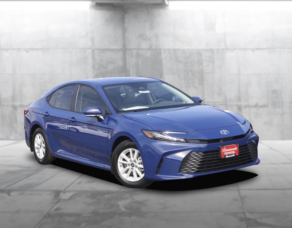 Toyota Camry Vehicle Full-screen Gallery Image 2